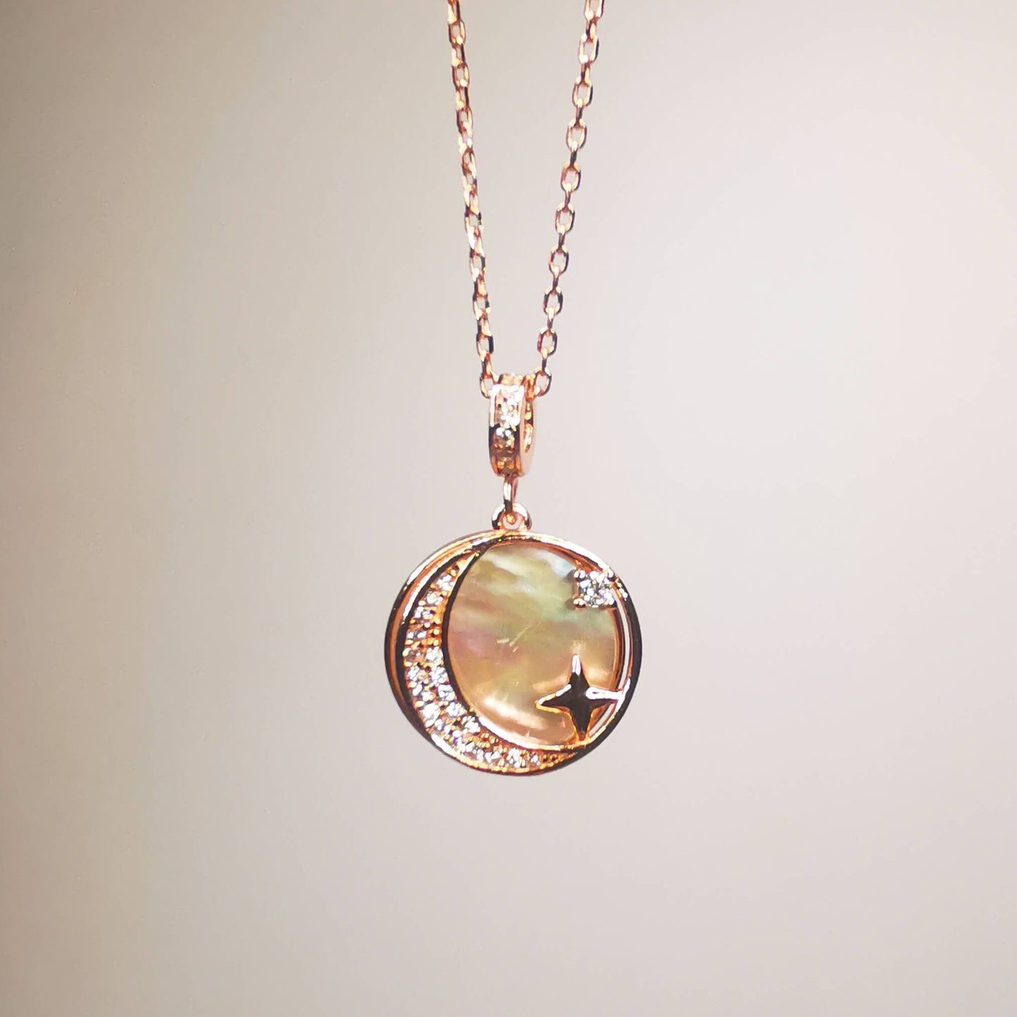 Rose gold pendat necklace with cubic zirconia and shell. Eye-catching beautiful necklace. 